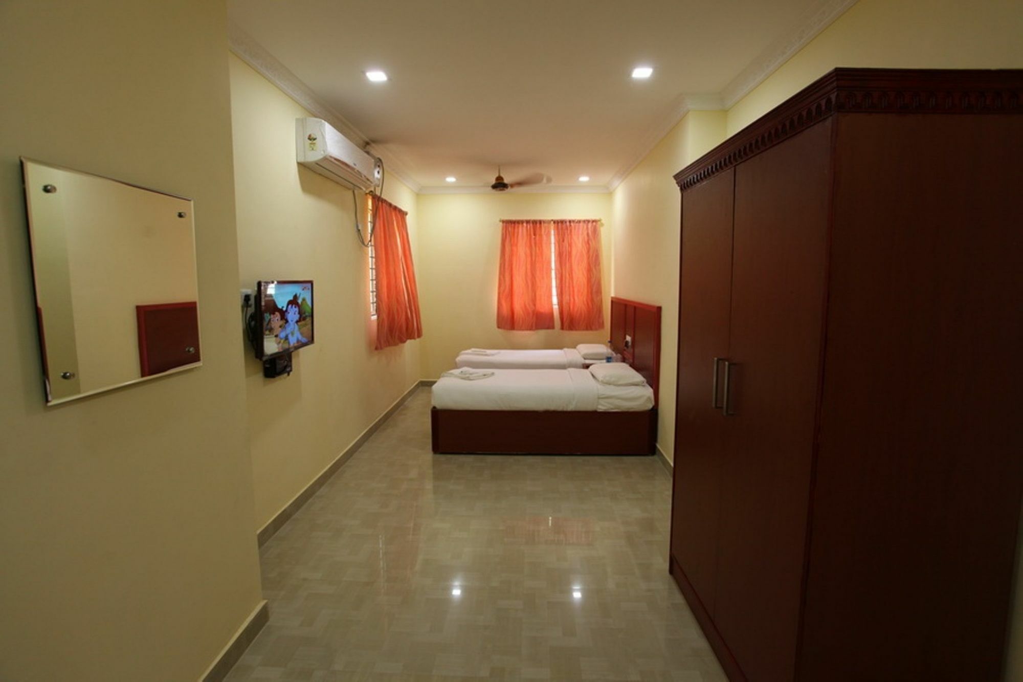 Treebo Ngh Transit Hotel 3*