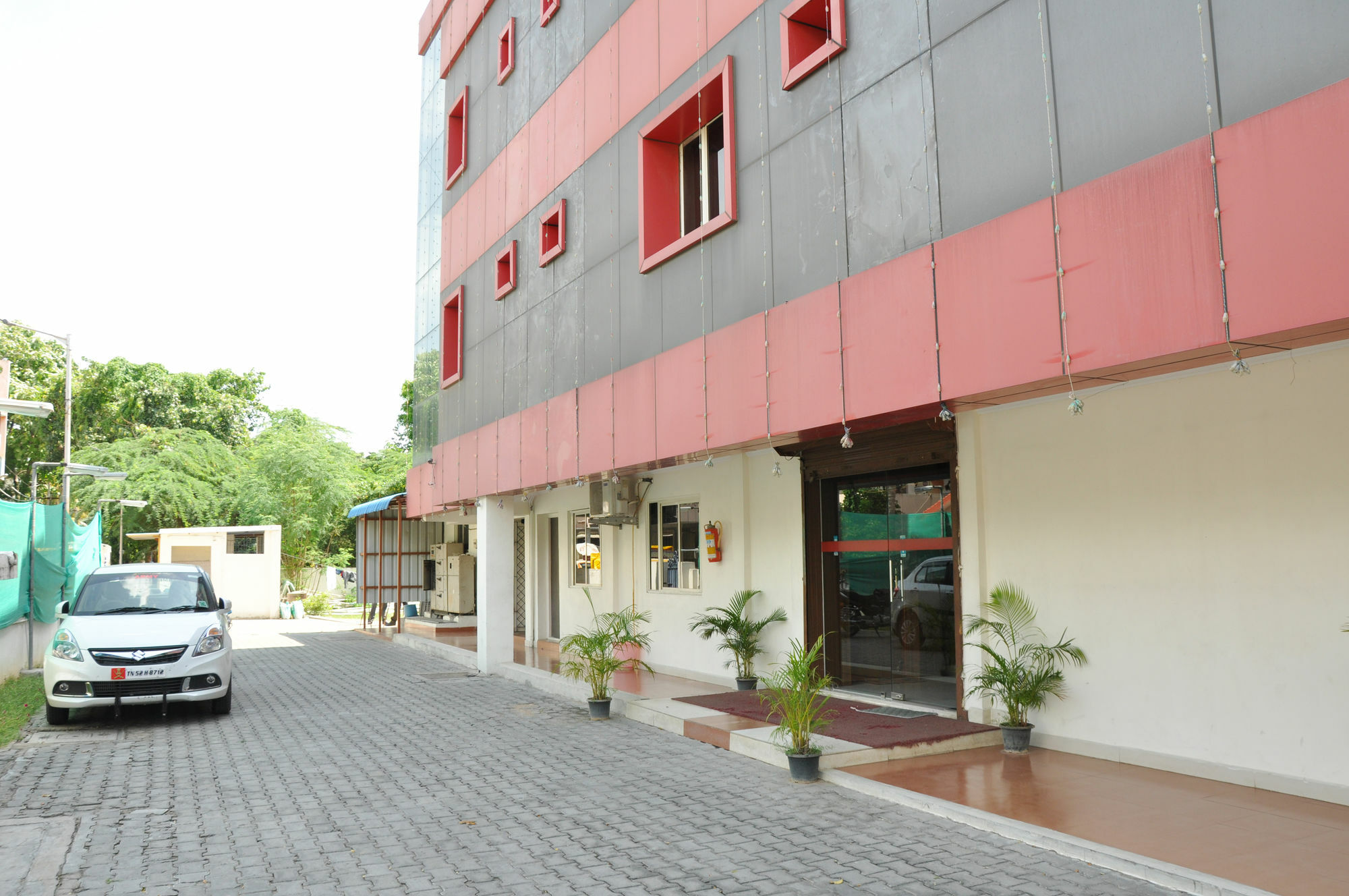 Treebo Ngh Transit Hotel 3*